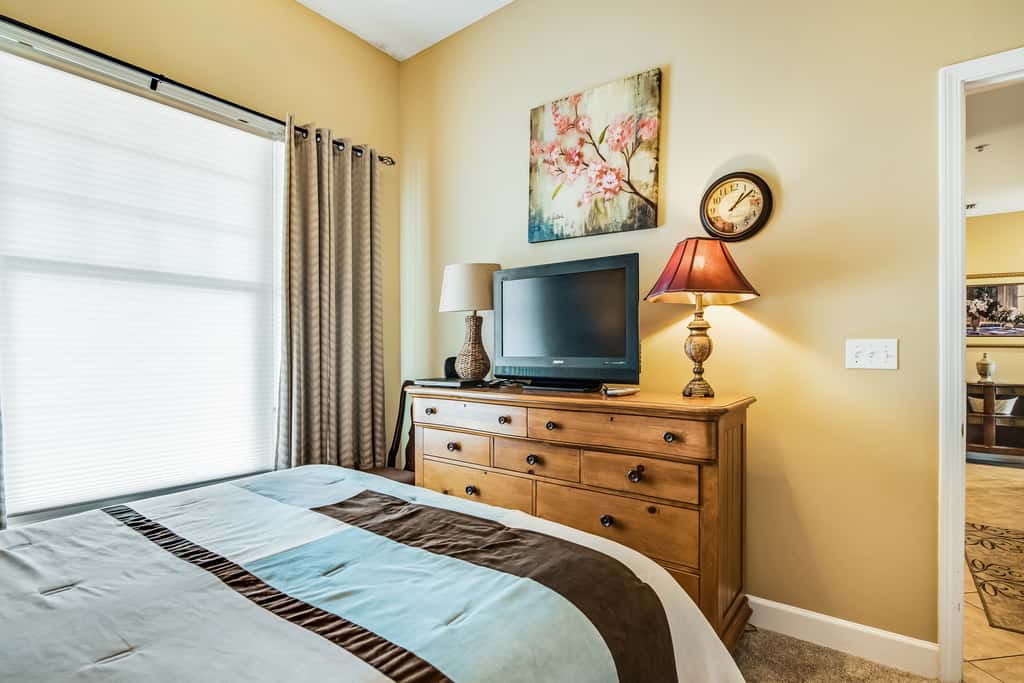 Bay-facing condo with majestic view & shared lagoon-style pool,hot tub