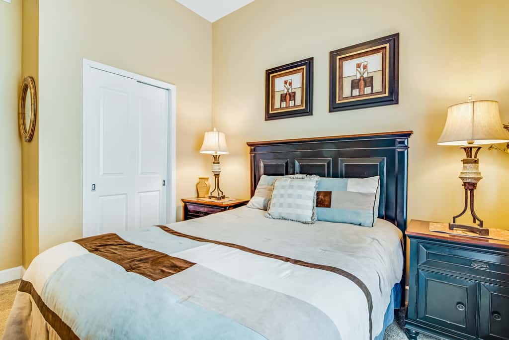 Bay-facing condo with majestic view & shared lagoon-style pool,hot tub