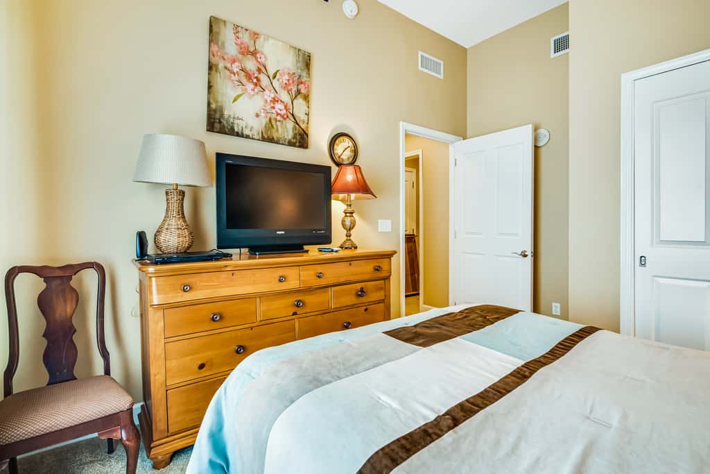 Bay-facing condo with majestic view & shared lagoon-style pool,hot tub