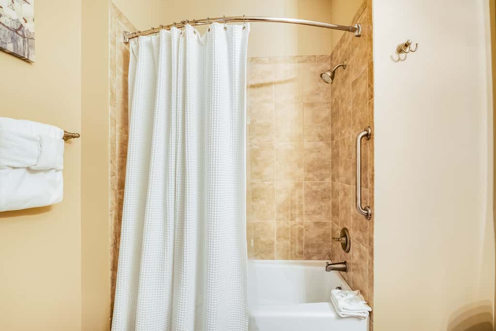 Bay-facing condo with majestic view & shared lagoon-style pool,hot tub