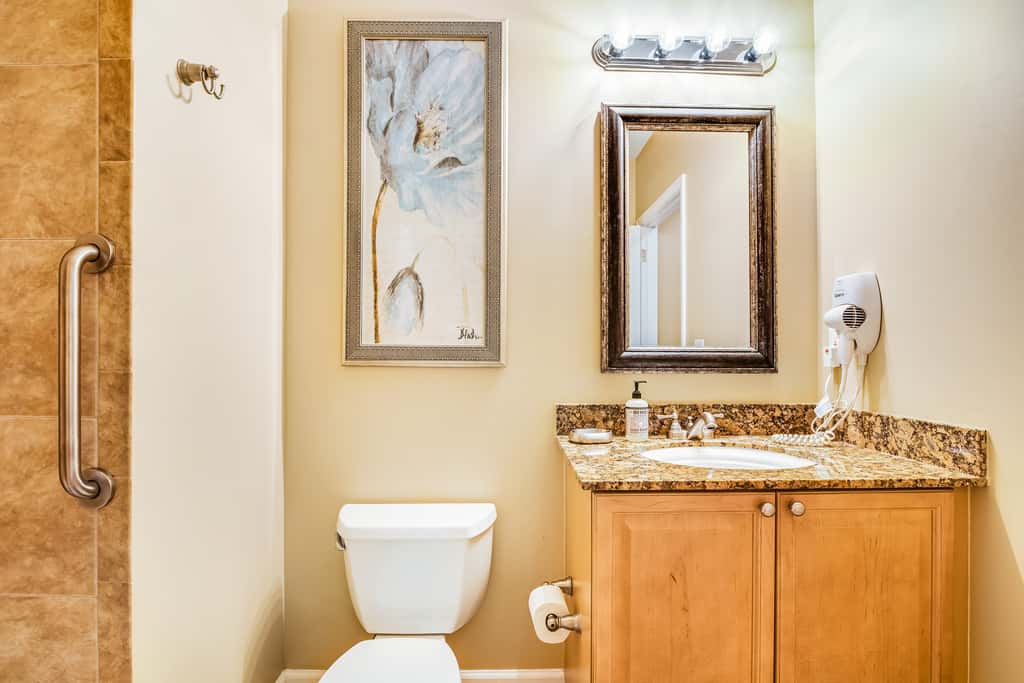 Bay-facing condo with majestic view & shared lagoon-style pool,hot tub