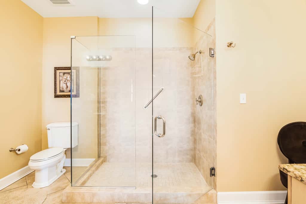Bay-facing condo with majestic view & shared lagoon-style pool,hot tub
