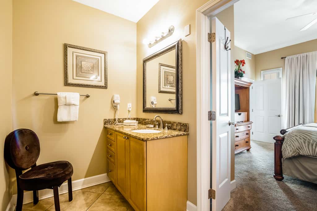 Bay-facing condo with majestic view & shared lagoon-style pool,hot tub