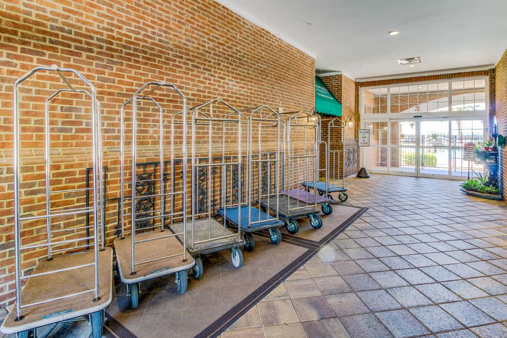 Bay-facing condo with majestic view & shared lagoon-style pool,hot tub