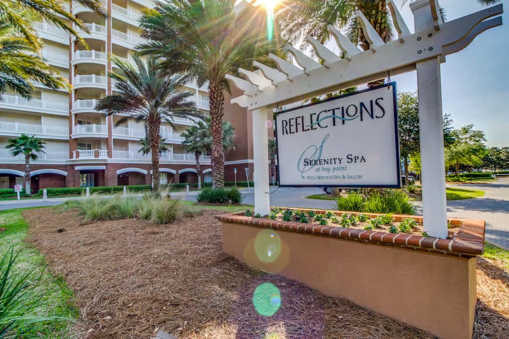 Bay-facing condo with majestic view & shared lagoon-style pool,hot tub