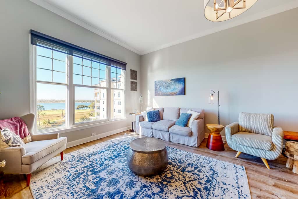 Waterfront condo with central AC and access to resort pool & hot tub