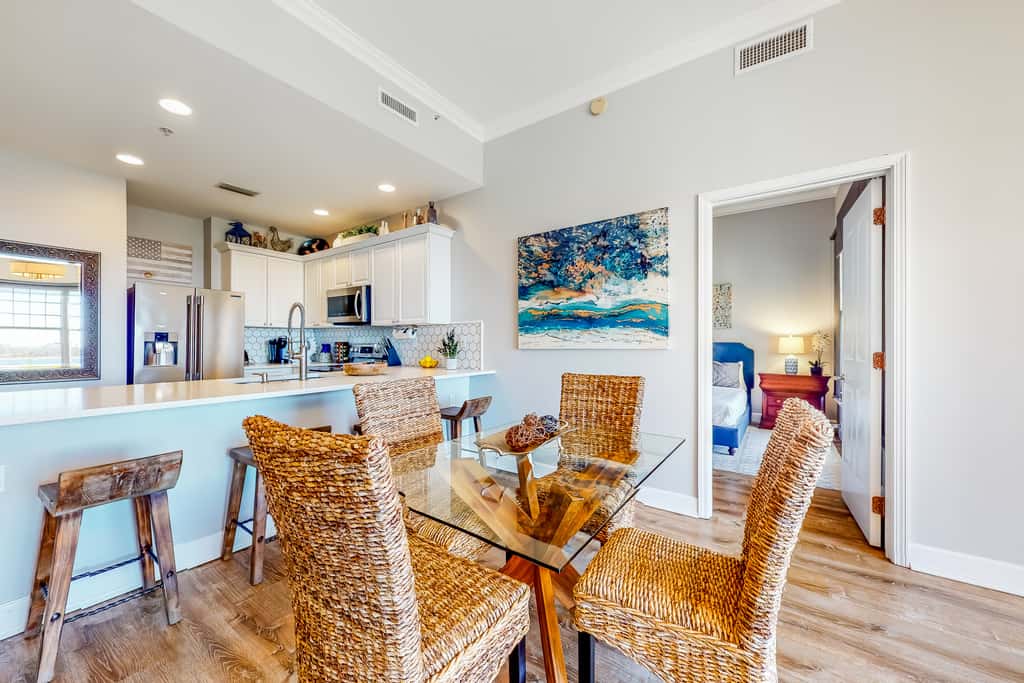 Waterfront condo with central AC and access to resort pool & hot tub