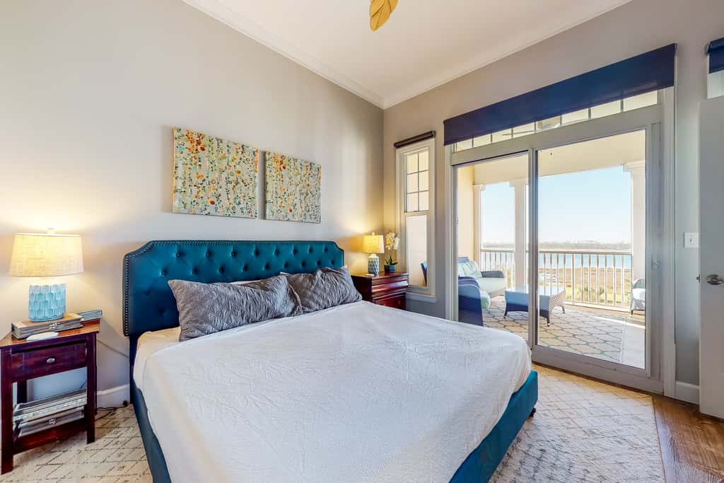 Waterfront condo with central AC and access to resort pool & hot tub