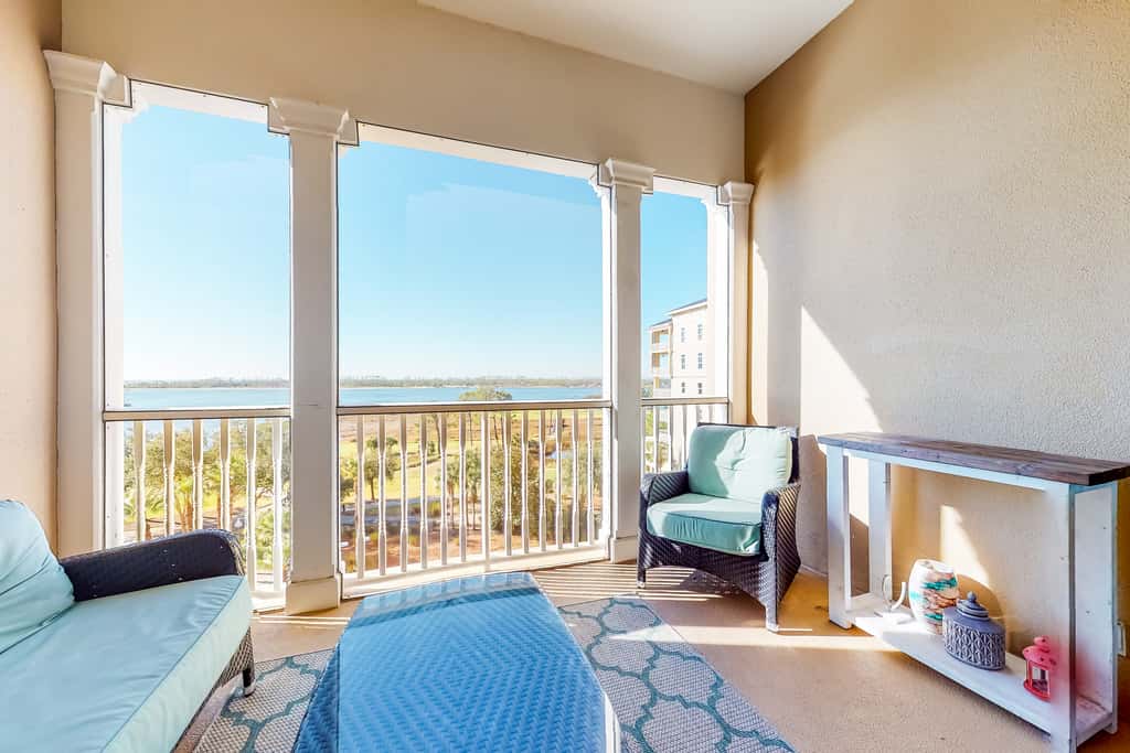 Waterfront condo with central AC and access to resort pool & hot tub