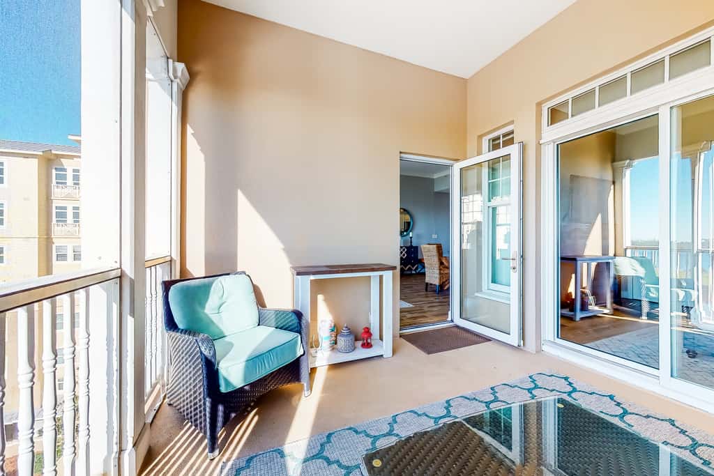 Waterfront condo with central AC and access to resort pool & hot tub