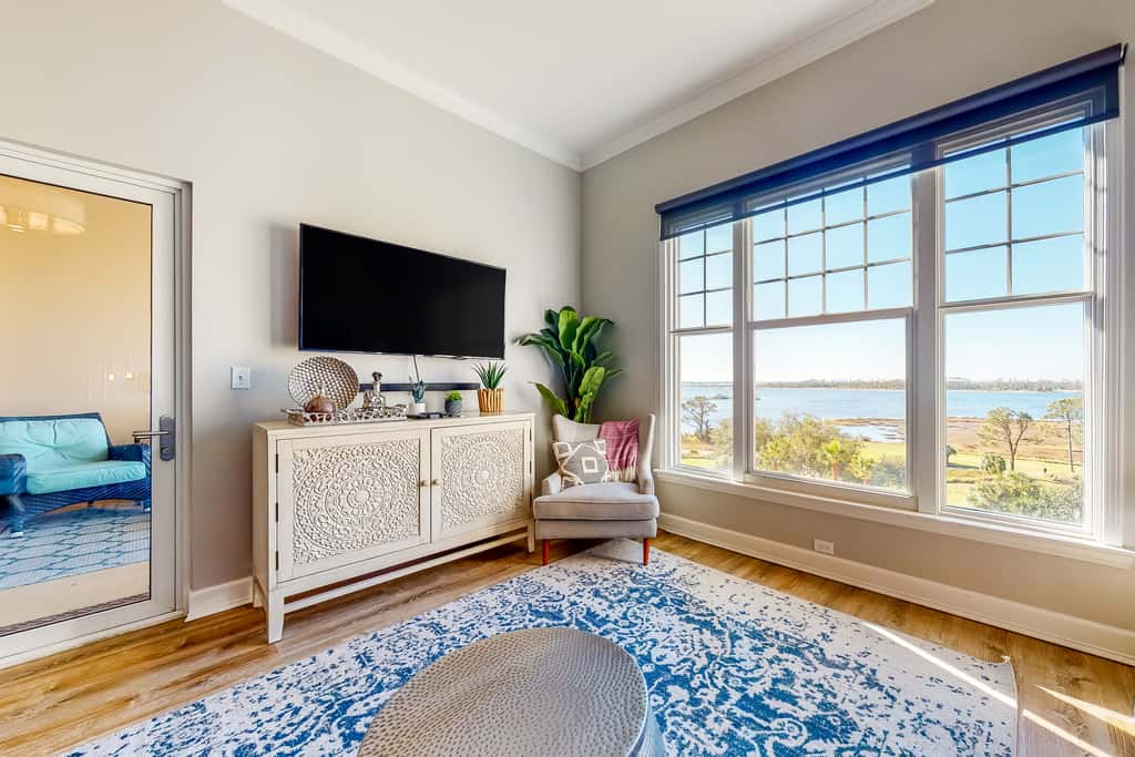 Waterfront condo with central AC and access to resort pool & hot tub