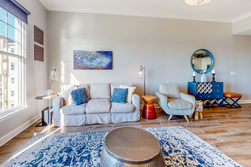 Waterfront condo with central AC and access to resort pool & hot tub