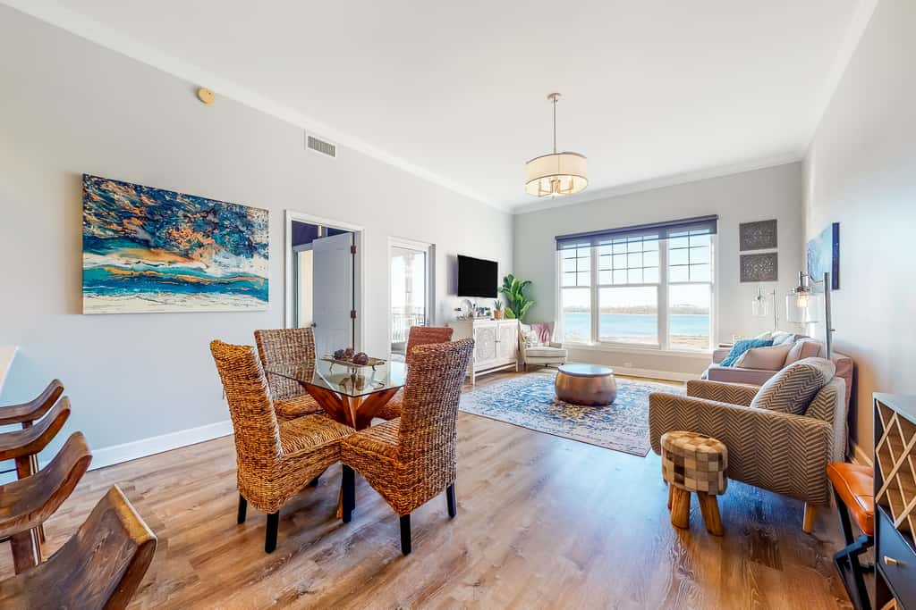 Waterfront condo with central AC and access to resort pool & hot tub