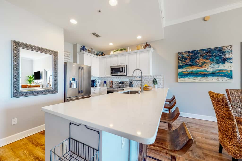 Waterfront condo with central AC and access to resort pool & hot tub
