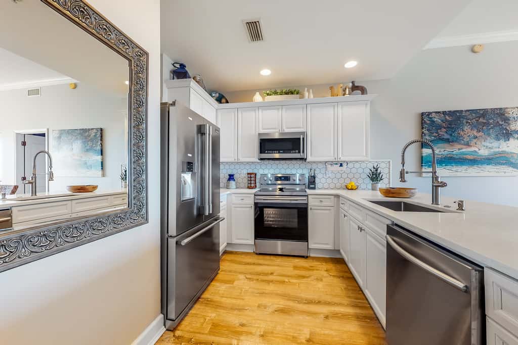 Waterfront condo with central AC and access to resort pool & hot tub