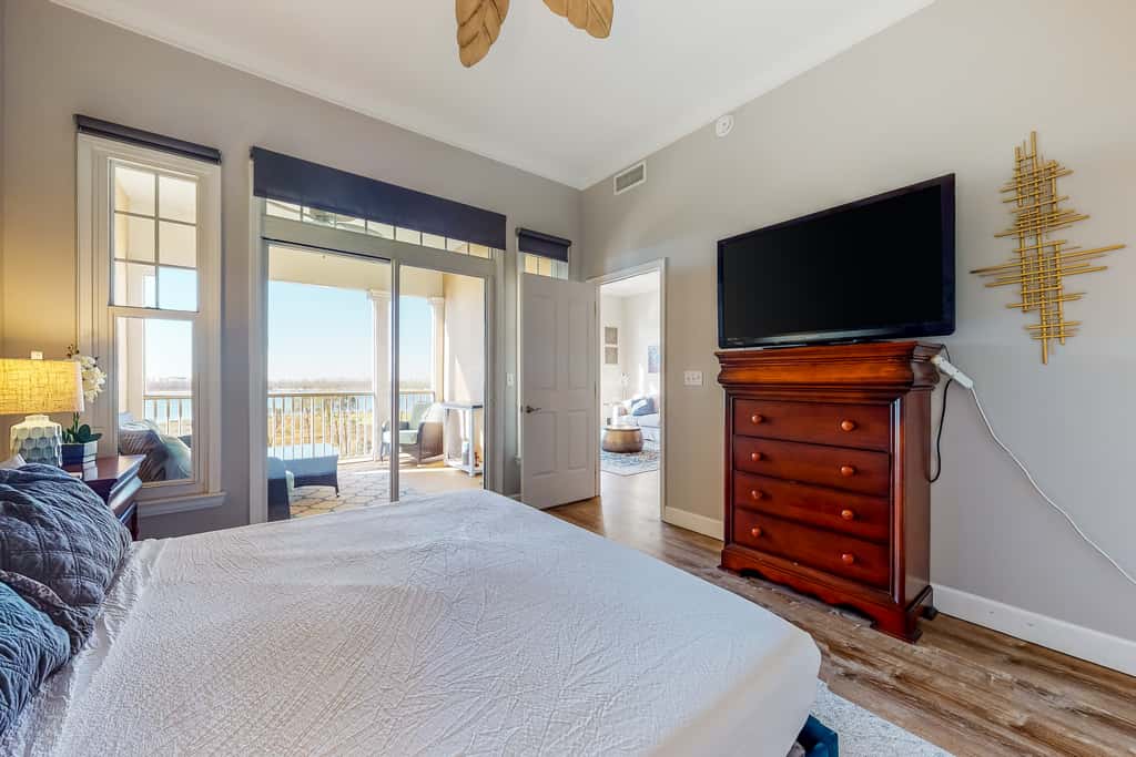 Waterfront condo with central AC and access to resort pool & hot tub