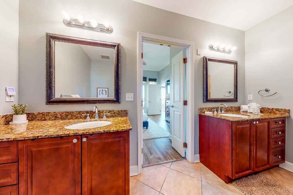 Waterfront condo with central AC and access to resort pool & hot tub