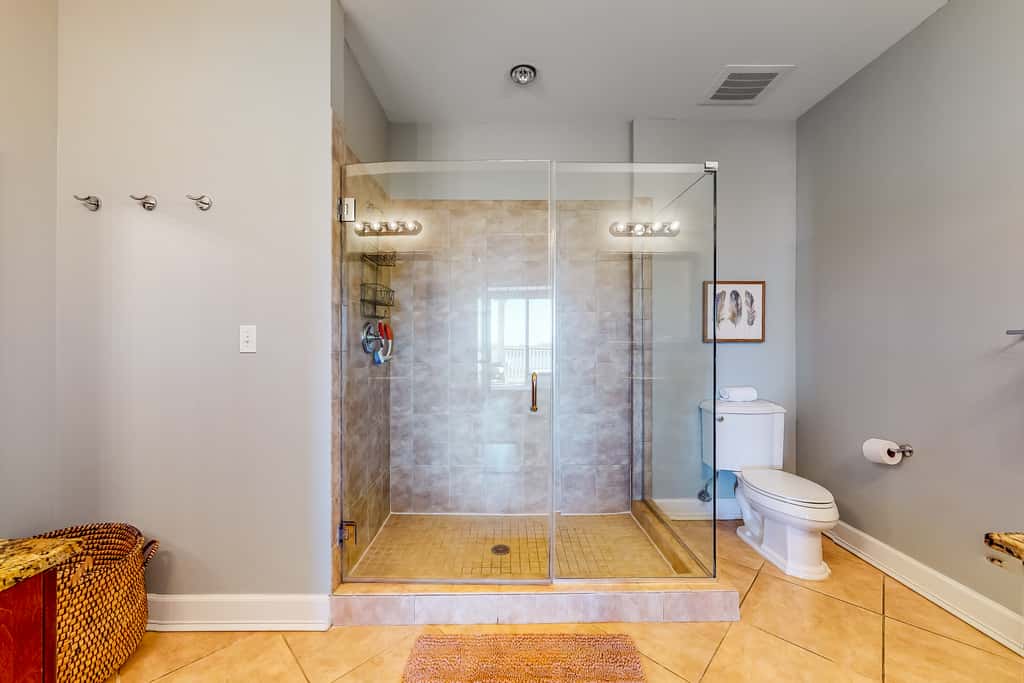 Waterfront condo with central AC and access to resort pool & hot tub