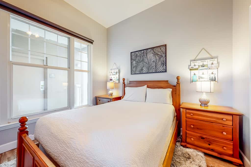 Waterfront condo with central AC and access to resort pool & hot tub