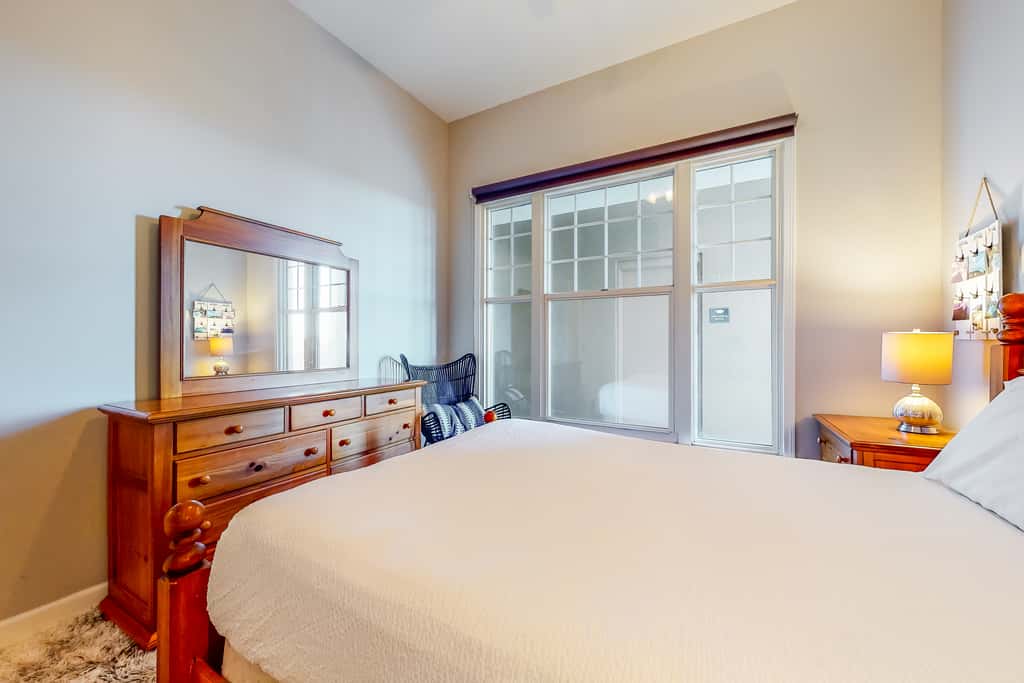 Waterfront condo with central AC and access to resort pool & hot tub