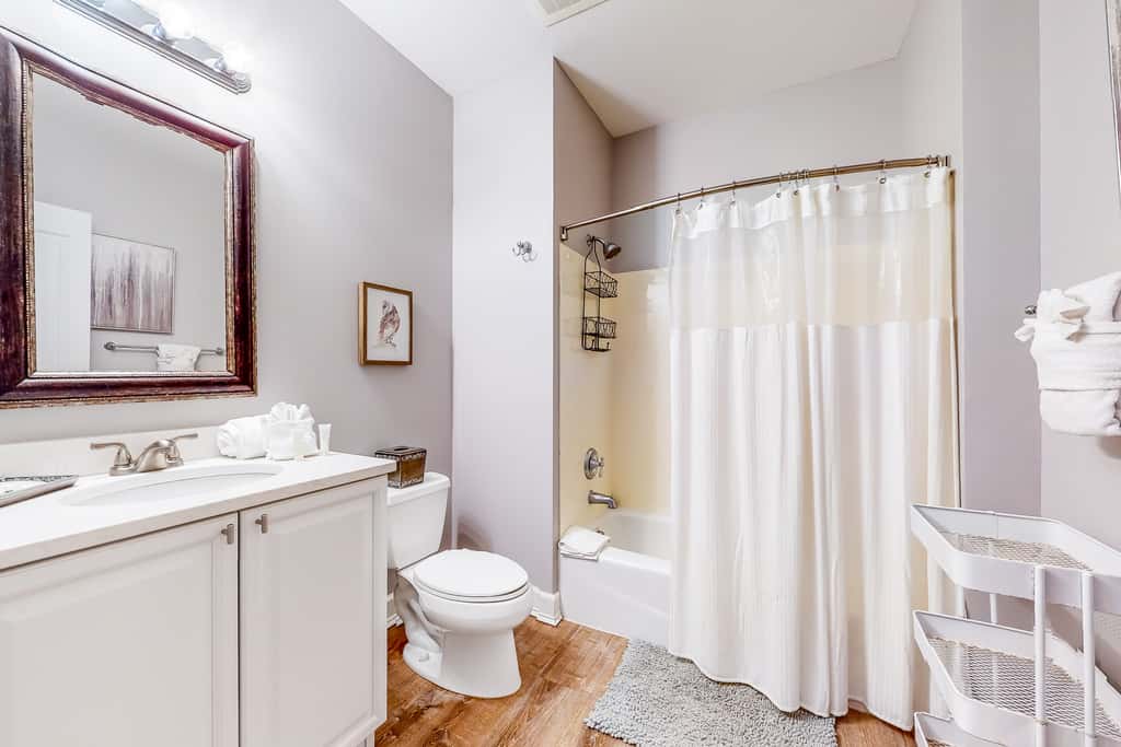 Waterfront condo with central AC and access to resort pool & hot tub