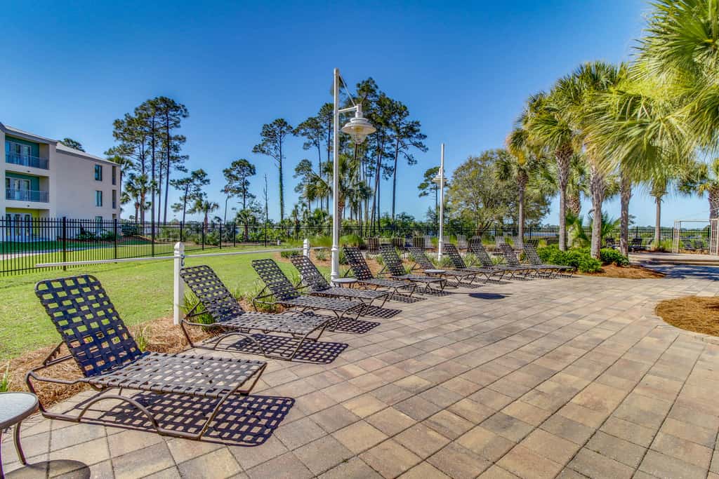 Waterfront condo with central AC and access to resort pool & hot tub