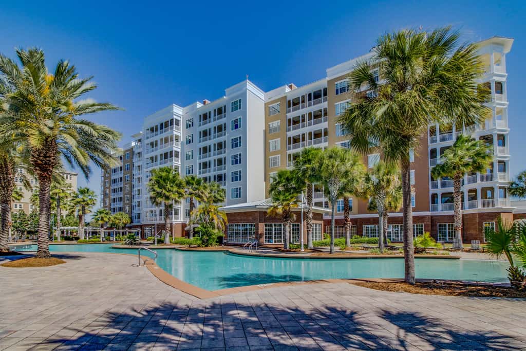 Waterfront condo with central AC and access to resort pool & hot tub