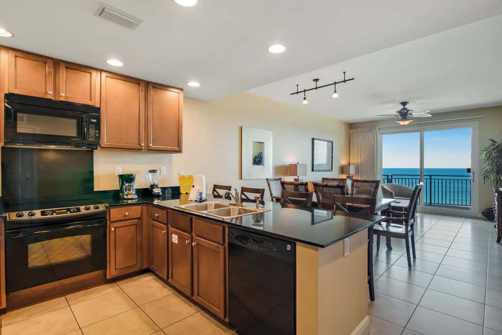 Beautiful condo with all the comforts of home, Pool, Hot tub