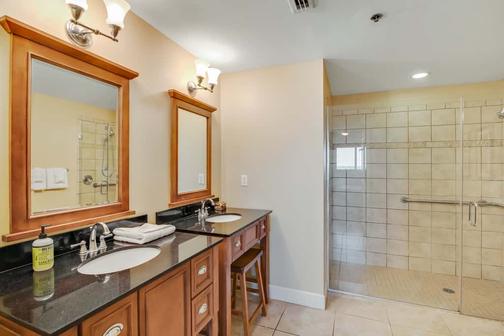 Beautiful condo with all the comforts of home, Pool, Hot tub