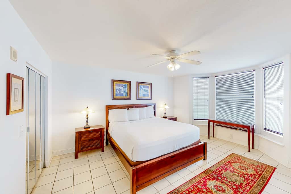 Beachfront condo with Gulf views, private balcony, pools, hot tub & beach access
