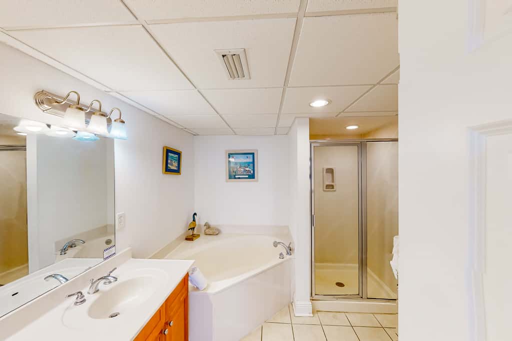 Beachfront condo with Gulf views, private balcony, pools, hot tub & beach access