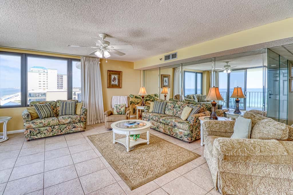 Centrally located condo with private balcony, Pool & Hot tub