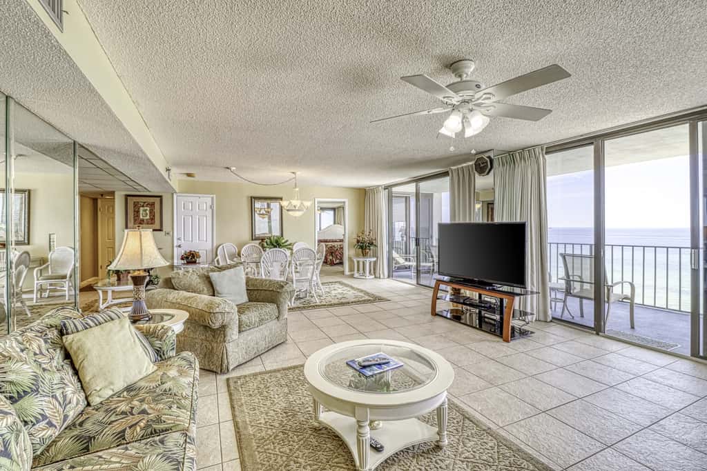 Centrally located condo with private balcony, Pool & Hot tub
