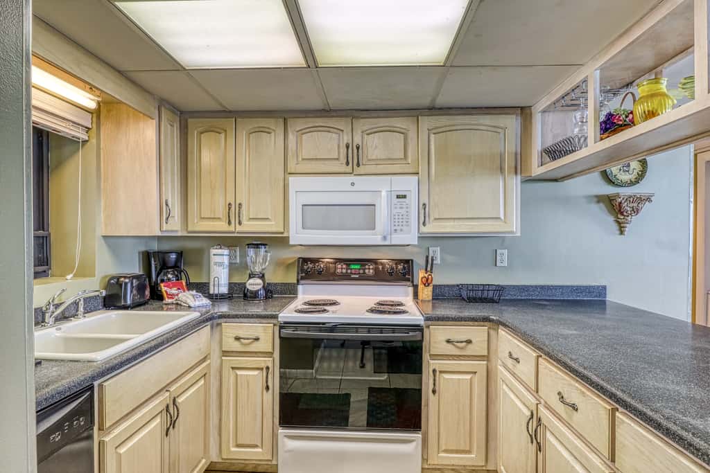 Centrally located condo with private balcony, Pool & Hot tub