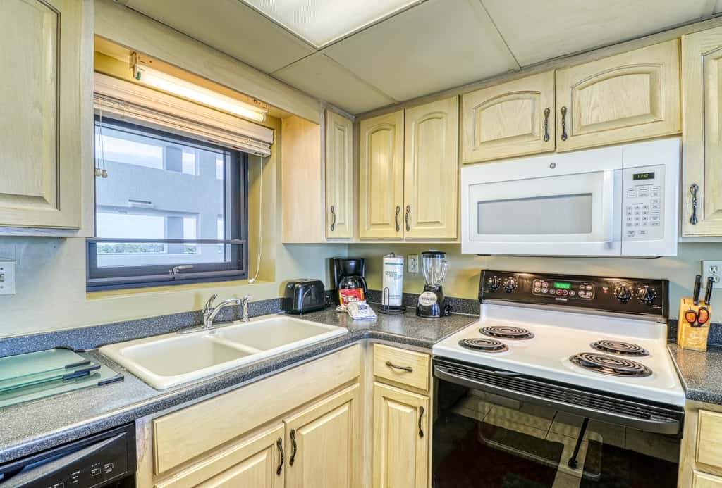 Centrally located condo with private balcony, Pool & Hot tub