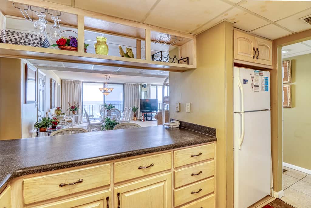 Centrally located condo with private balcony, Pool & Hot tub