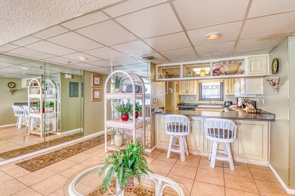 Centrally located condo with private balcony, Pool & Hot tub