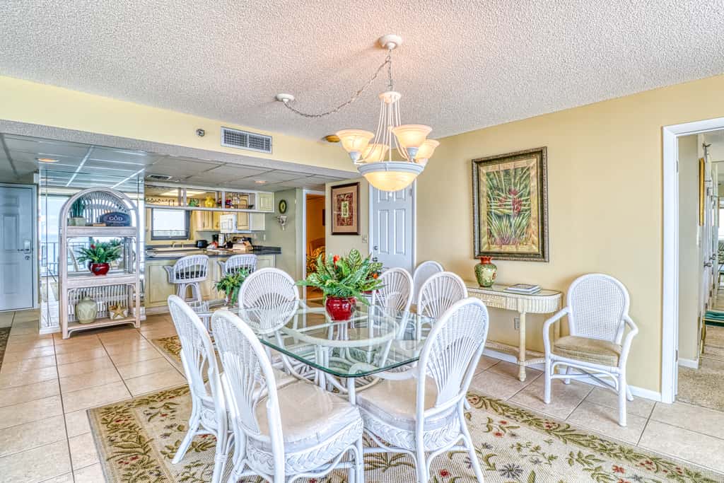 Centrally located condo with private balcony, Pool & Hot tub