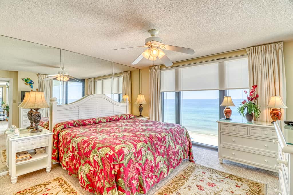 Centrally located condo with private balcony, Pool & Hot tub