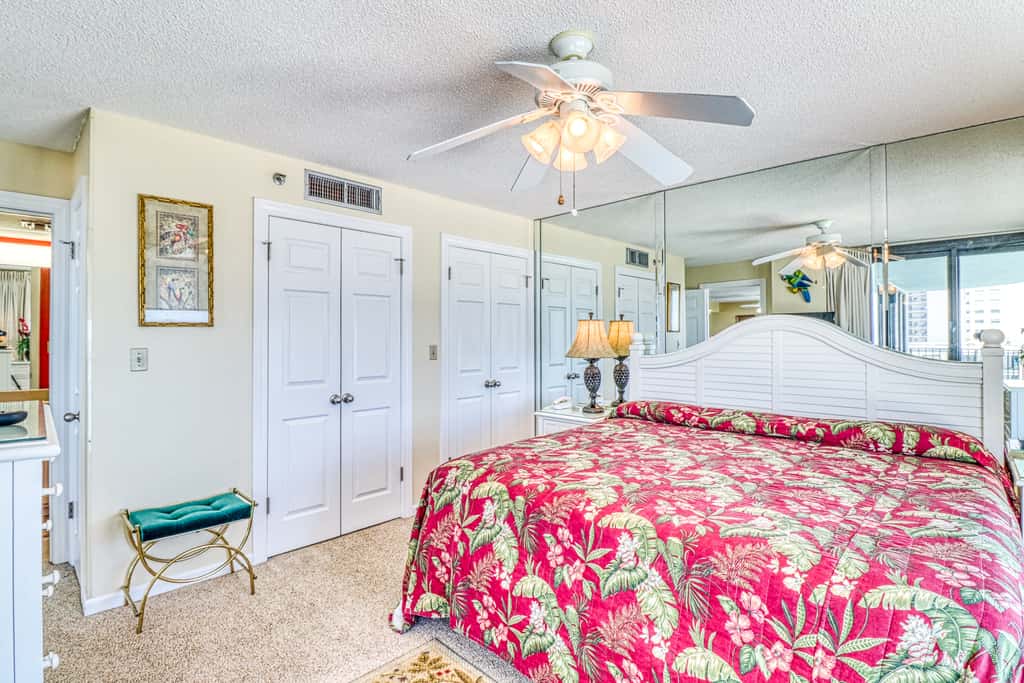 Centrally located condo with private balcony, Pool & Hot tub