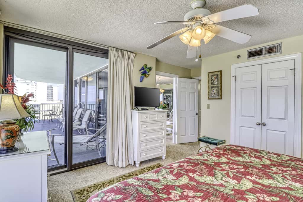 Centrally located condo with private balcony, Pool & Hot tub