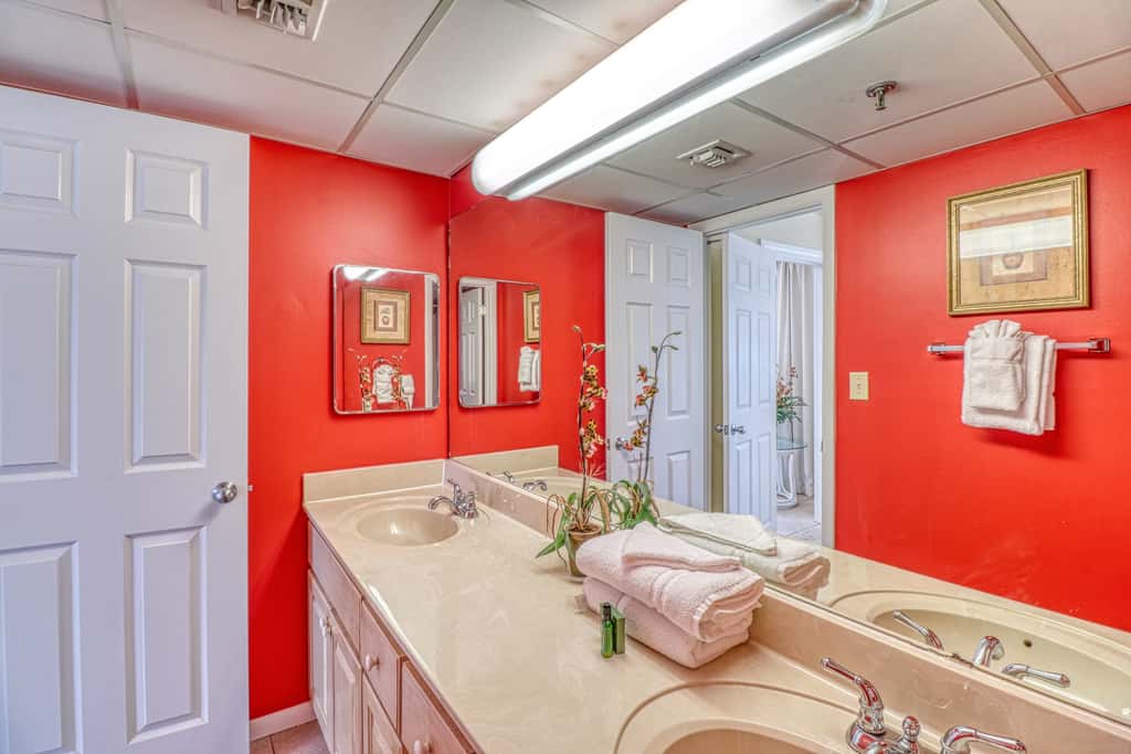 Centrally located condo with private balcony, Pool & Hot tub