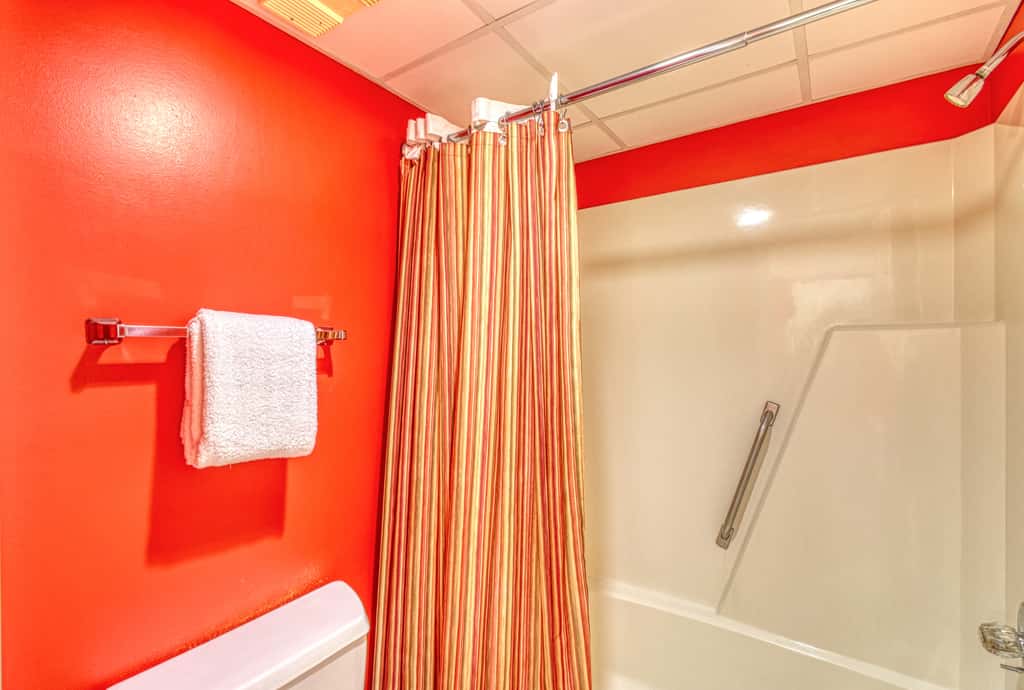 Centrally located condo with private balcony, Pool & Hot tub