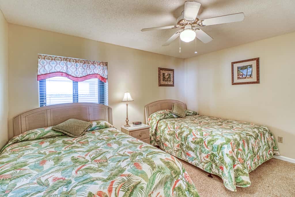 Centrally located condo with private balcony, Pool & Hot tub