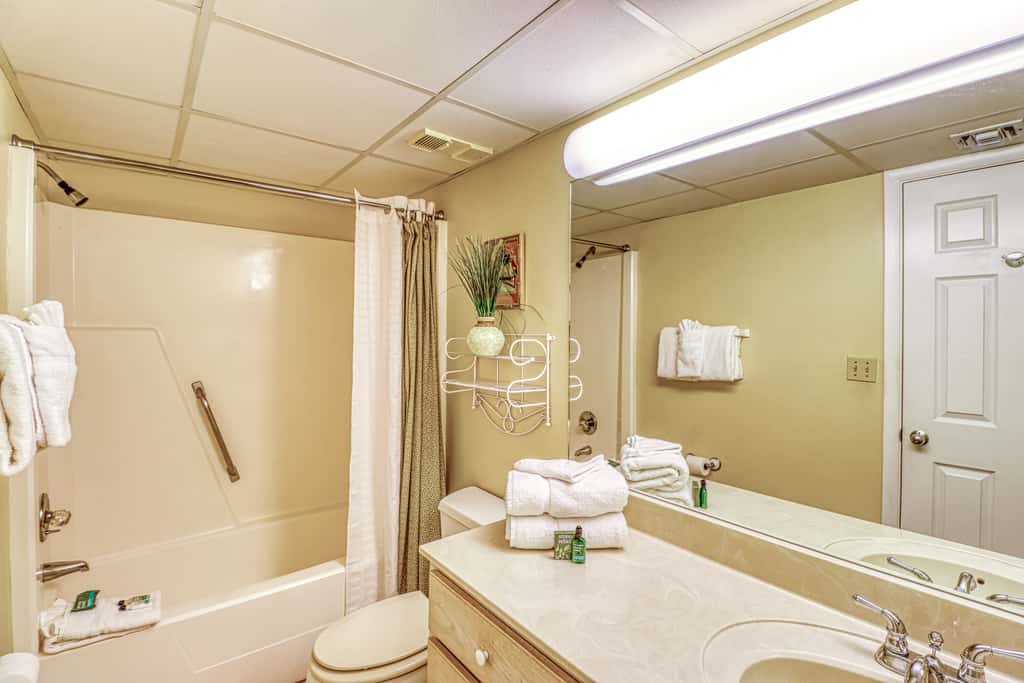 Centrally located condo with private balcony, Pool & Hot tub