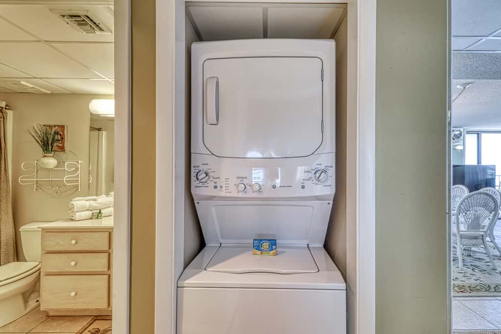 Centrally located condo with private balcony, Pool & Hot tub