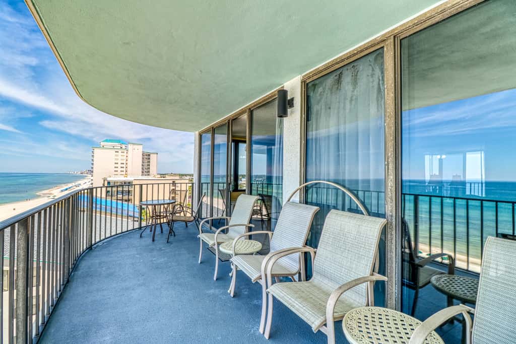 Centrally located condo with private balcony, Pool & Hot tub