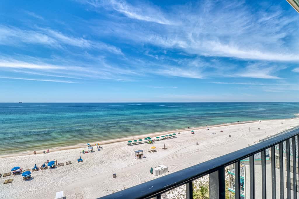 Centrally located condo with private balcony, Pool & Hot tub
