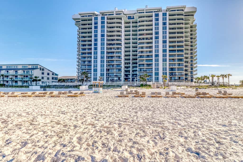Centrally located condo with private balcony, Pool & Hot tub