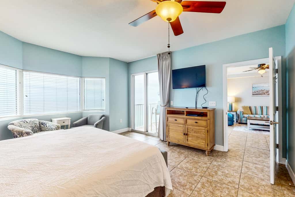 Gulf-front resort condo with 2 on-site lagoon pools, hot tubs & beach service